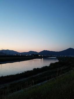 五月晴れの夕日 川と空 五月晴れの夕日 川と空 夕日,夕焼け,夕やけの写真素材