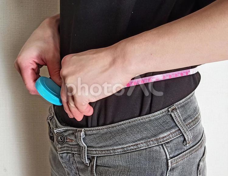 メジャーでウエストを測る女性　ダイエット ウエスト,メジャー,測るの写真素材