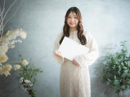 24:ノートパソコンを持つ女性 24:ノートパソコンを持つ女性 女性,女の子,人物の写真素材