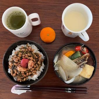 めかぶ納豆と梅ニンニクとかつお梅等の朝食 めかぶ納豆と梅ニンニクとかつお梅等の朝食 朝食,朝ご飯,あきたこまちの写真素材