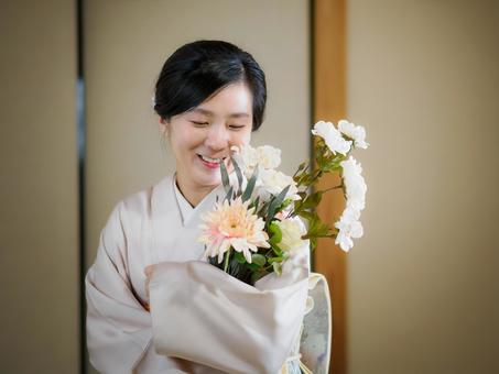 33:花と着物の女性 33:花と着物の女性の写真