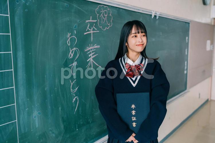 卒業証書を持って微笑む女子高校生 女子高,女子高校生,高校生の写真素材