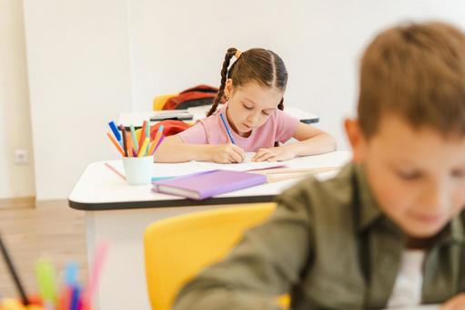 男の子の後ろで真剣に勉強する女の子 男の子,女の子,子どもの写真素材