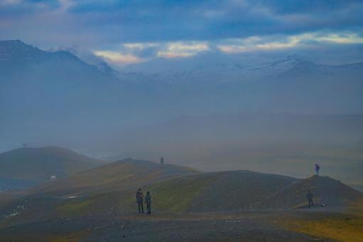 霧と丘の遠景 霧と丘の遠景の写真