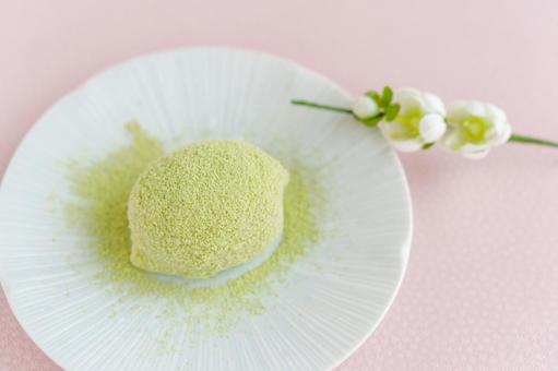 早春の和菓子「鶯餅（うぐいすもち）」 鶯餅,うぐいす餅,和菓子の写真素材