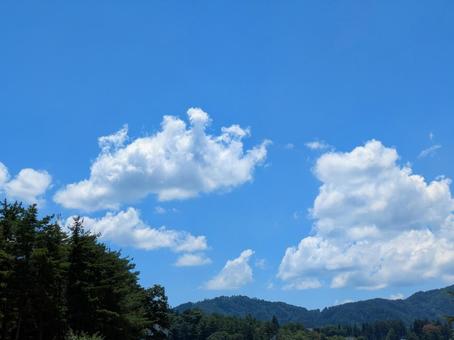 天気のいい山間部 天気のいい山間部の写真