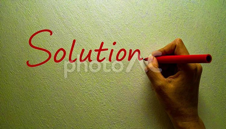 文字「Solution」と赤ペンで書く 解答,解決,赤ペンの写真素材