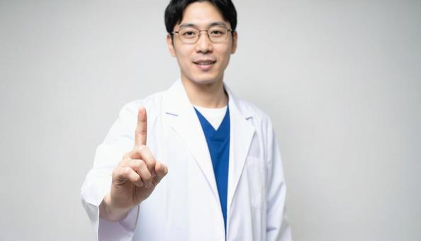 指をさす医者の写真