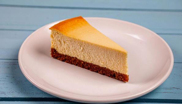 木製テーブルの上のレアチーズケーキ 木製テーブルの上のレアチーズケーキの写真