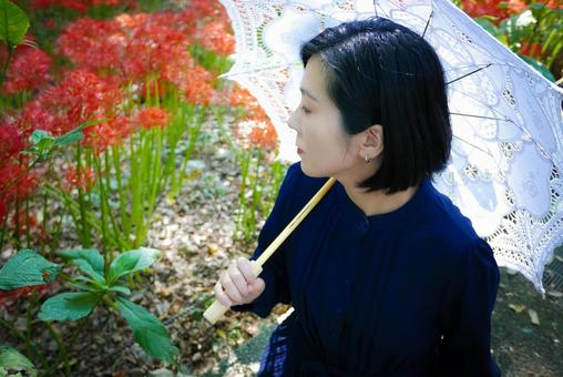 40:彼岸花を静かに眺める女性 40:彼岸花を静かに眺める女性 彼岸花,ミステリアス,悲しげの写真素材