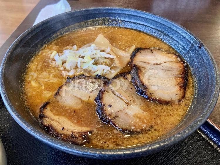 野菜とチャーシューが乗った味噌ラーメン ラーメン,味噌ラーメン,野菜の写真素材