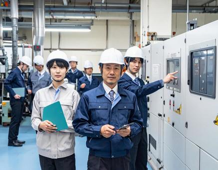 工場設備を点検する作業員の現場イメージ 工場設備を点検する作業員の現場イメージの写真