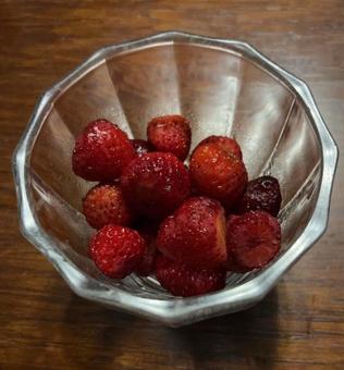 R7.06.20 Home-grown strawberries after dinner, JPG R7.06.20 Home-grown strawberries after dinner, JPG
