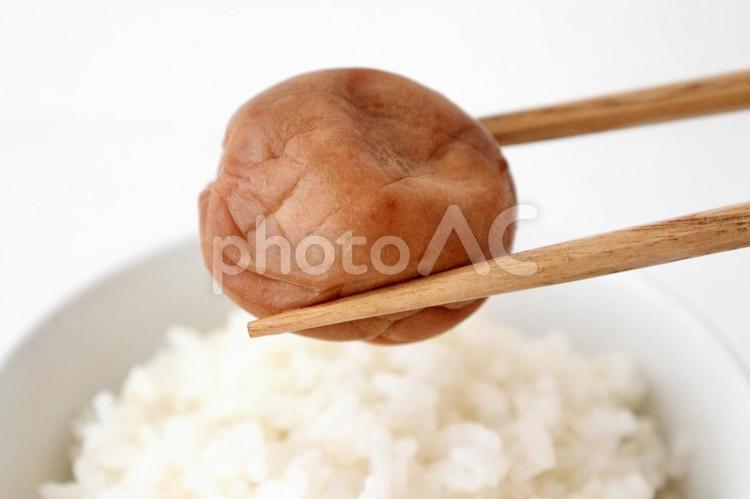 ご飯と梅干し 箸あげ 梅干し,梅,漬物の写真素材
