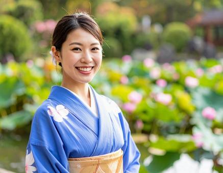 着物の彼女・夏・睡蓮の咲く池 着物の彼女・夏・睡蓮の咲く池の写真
