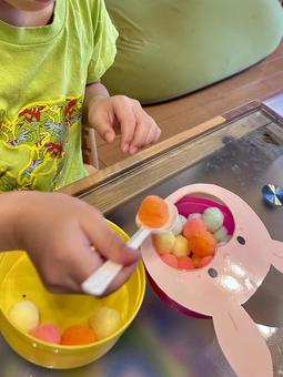スプーンですくう練習をする子ども スプーンですくう練習をする子どもの写真