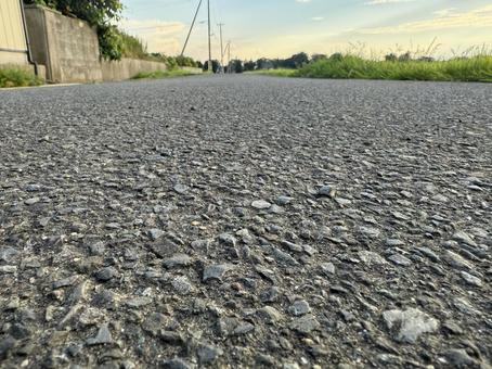 アスファルト道路のローアングル写真 アスファルト道路のローアングル写真の写真
