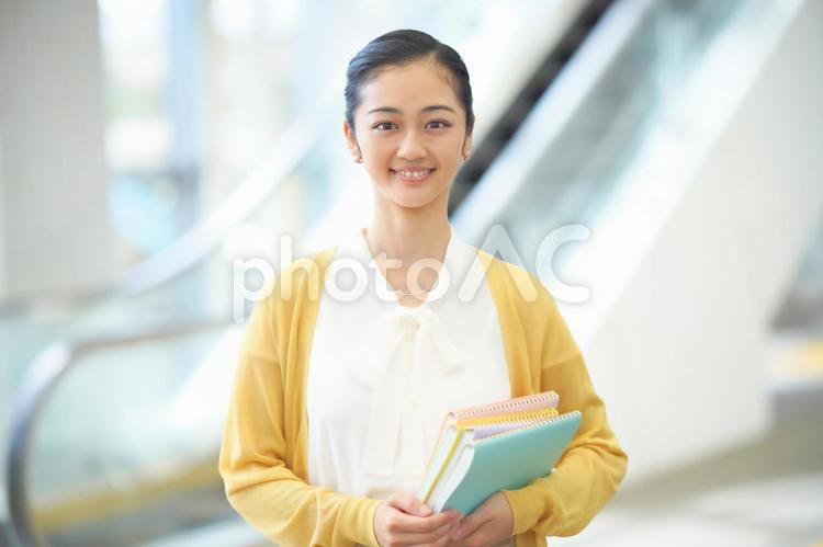 エスカレーターの傍で立つ女性 女性,日本人,olの写真素材