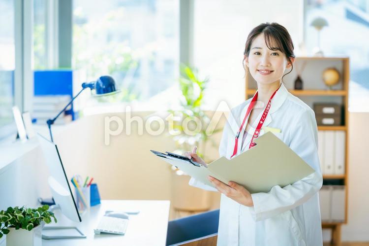 診療するドクター 医者,白衣,女性の写真素材