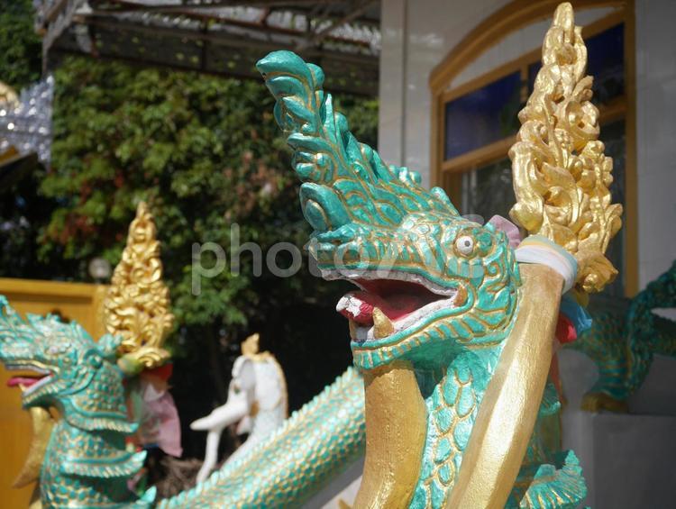 タイの寺前に混ざられた龍 かっこいい,きれい,イメージの写真素材