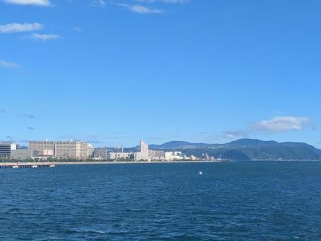 垂水フェリーから見た鹿児島市街地と山々 垂水フェリーから見た鹿児島市街地と山々 垂水フェリー,鹿児島市,市街地の写真素材