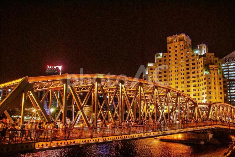 上海外灘のシンボル『外白渡橋』 上海夜景,上海,外灘の写真素材