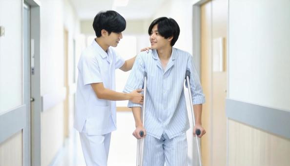 松葉杖の患者と看護師 松葉杖の患者と看護師の写真