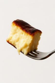 フォークですくったバスクチーズケーキ フォークですくったバスクチーズケーキの写真