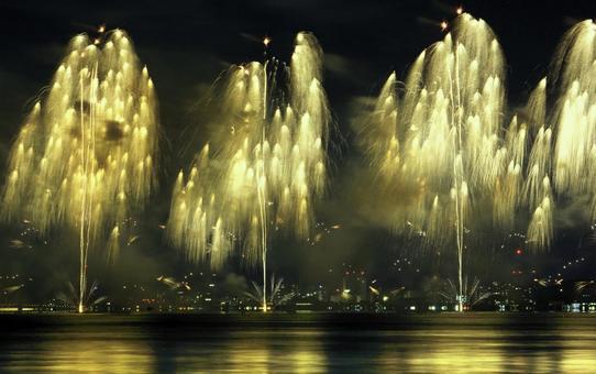鮮やかな湖上打ち上げ花火/松江水郷祭 鮮やかな湖上打ち上げ花火/松江水郷祭の写真