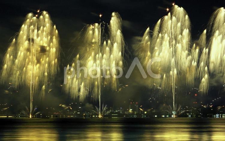 鮮やかな湖上打ち上げ花火/松江水郷祭 打ち上げ花火,花火,松江水郷祭の写真素材