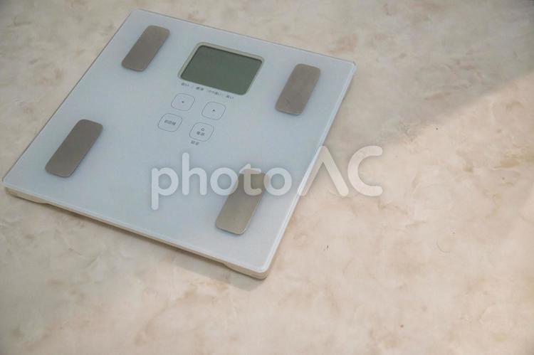床に置かれた体重計 体重,体重測定,ダイエット中の写真素材