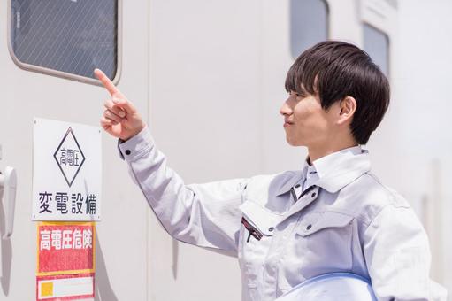 設備を確認する作業員の男性。 設備を確認する作業員の男性。 男性,人物,1人の写真素材