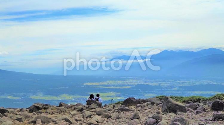 長野県・車山高原から下界を見るカップル 車山高原,山頂,下界の写真素材