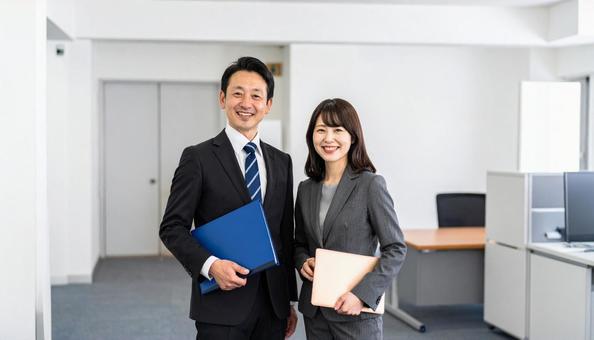 笑顔のビジネスマン二人 笑顔のビジネスマン二人の写真