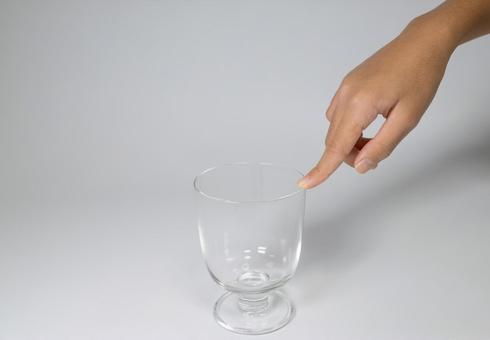 透明なグラスの縁に触れる指 グラス,指,手の写真素材