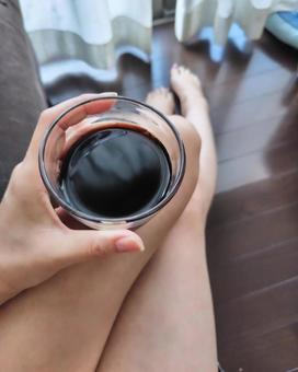 コーヒーを持つ女性 コーヒーを持つ女性の写真