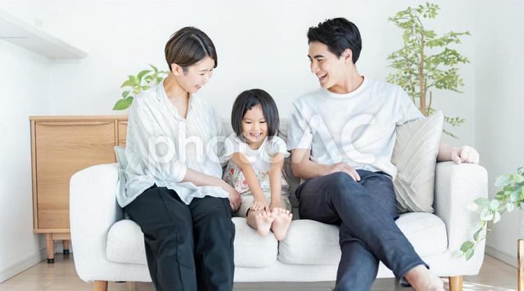 ソファでくつろぐ親子 家族,一軒家,女の子の写真素材