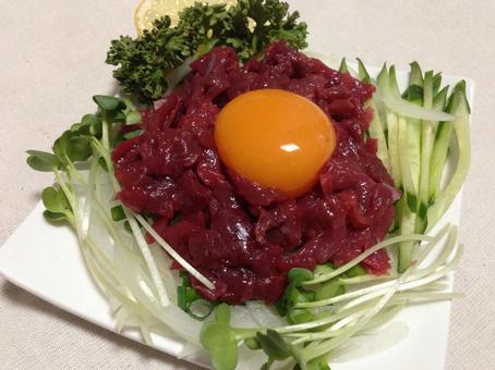 馬肉ユッケと卵黄・薬味（桜肉・馬刺し 桜ユッケ,馬肉,馬刺しの写真素材