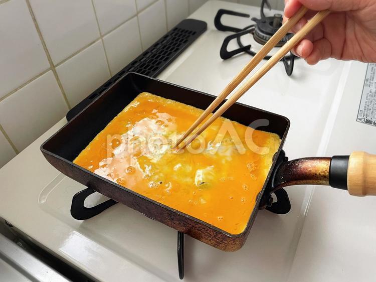 卵焼きを作る様子 卵焼き,調理中,料理の写真素材