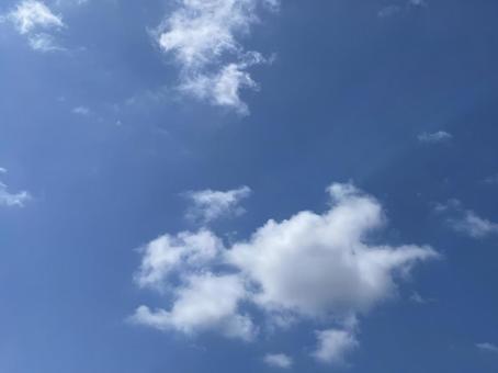 空に雲 空に雲の写真