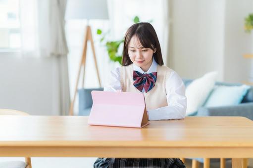 タブレットで勉強する女子高生 タブレットで勉強する女子高生の写真