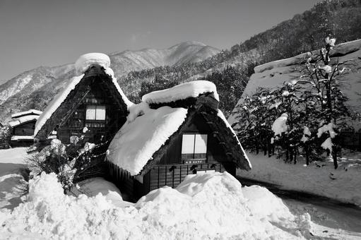 雪の白川郷 雪の白川郷 白黒,白川郷,雪の写真素材