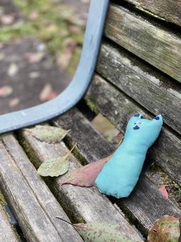 ひげねこ、ベンチで休憩中の写真