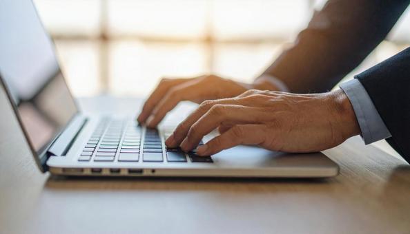 キーボードに入力する手の写真