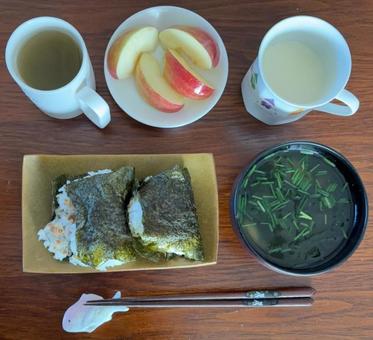 ご飯の海苔おにぎり梅干しとさばなどの朝食 朝食,海苔,おにぎりの写真素材