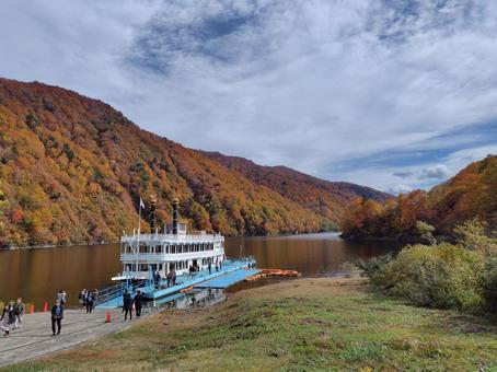 秋の奥只見湖と遊覧船「ファンタジア号」 奥只見,遊覧船,秋の写真素材