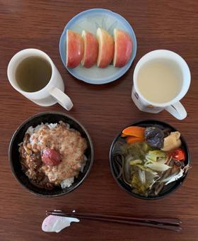 大根葉など野菜の具沢山みそ汁などの朝食の写真