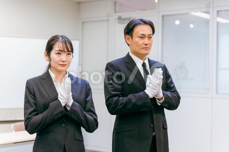白手袋をつけた男女（合掌） 葬祭ディレクター,白手袋,礼服の写真素材