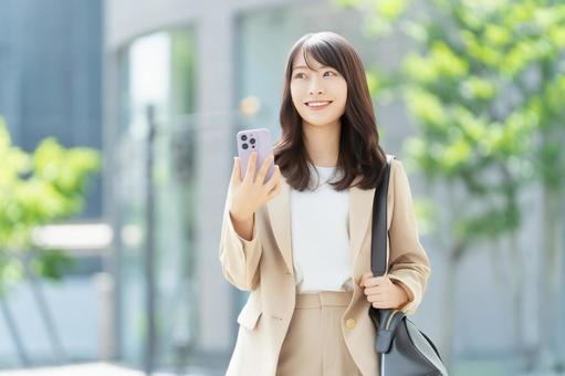 オフィス街を歩く女性・ビジネスウーマン 女性,ビジネス,歩くの写真素材