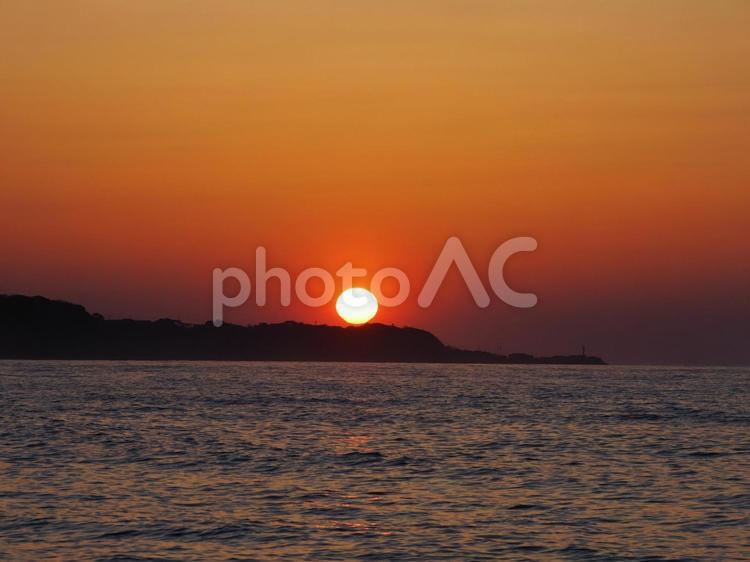 沈む夕陽と海 夕焼け,夕陽,夕日の写真素材
